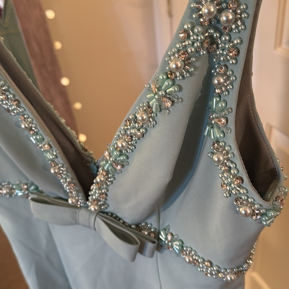 MAC DUGGAL
Green Crepe Fitted Midi Dress With Bow And Beaded Trim - Picture 7 of 15